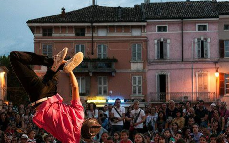 esibizione artista di strada artista di strada di esibisce davanti al pubblico