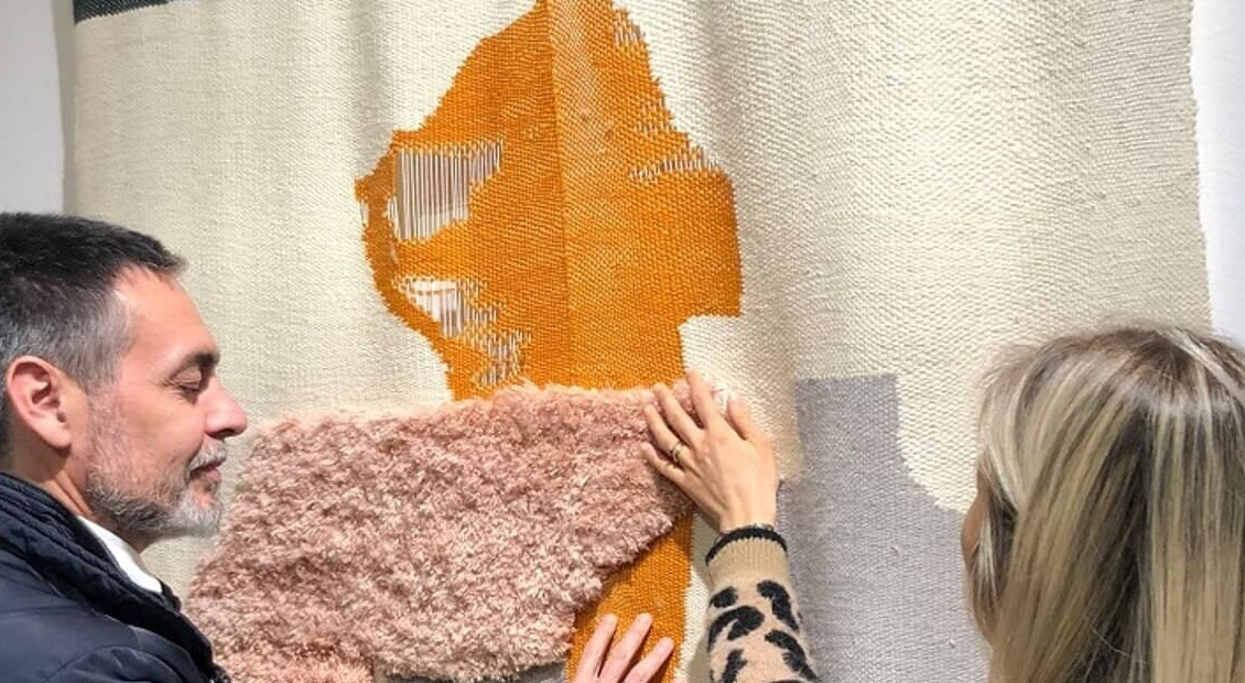 Serena Stronati illustra il percorso tattile al sindaco Fiordimondo