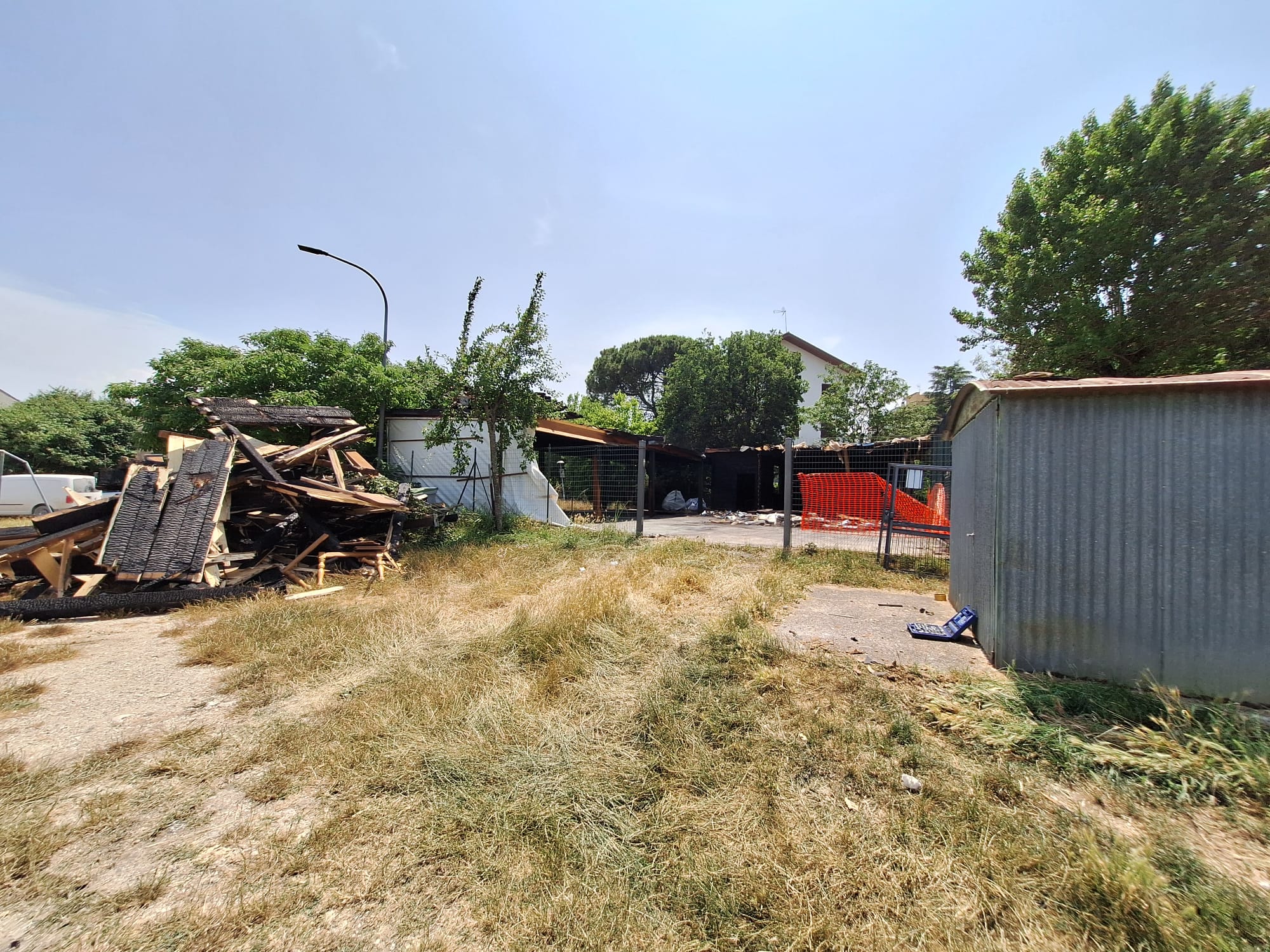 macerie dopo l'incendio