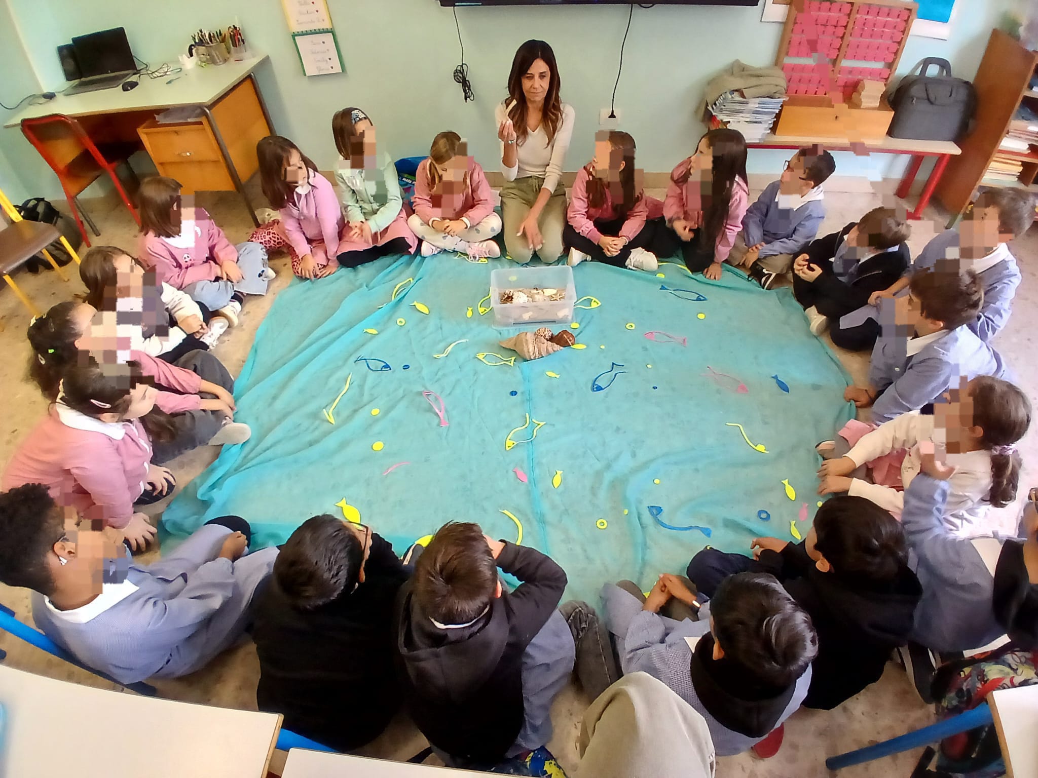 classe seduta in cerchio ascolta l'insegnante
