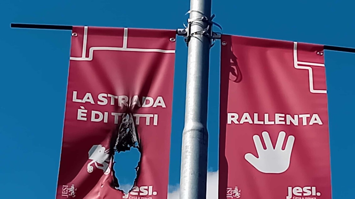 Il cartello bruciato in via XX Luglio