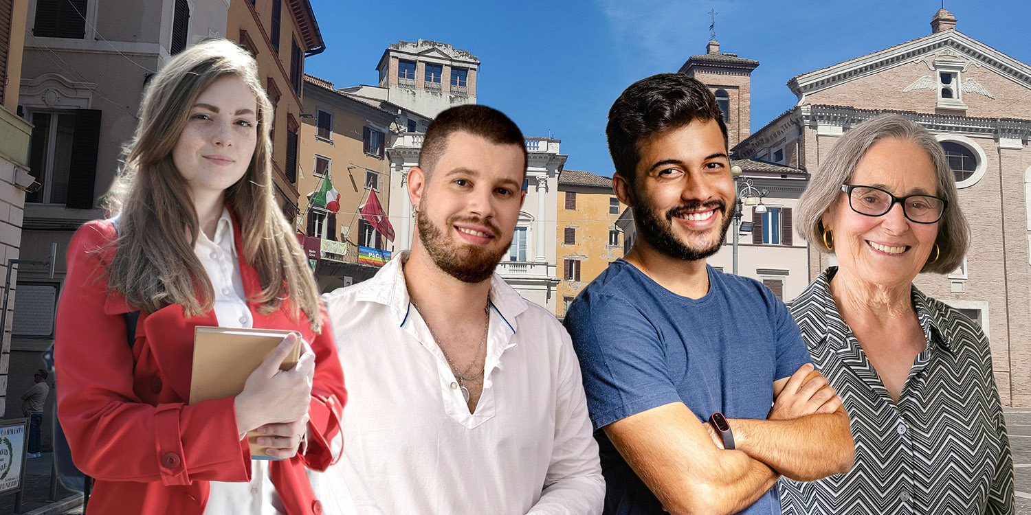 Immagine di persone con dietro il Palazzo Comunale Immagine di persone con dietro il Palazzo Comunale