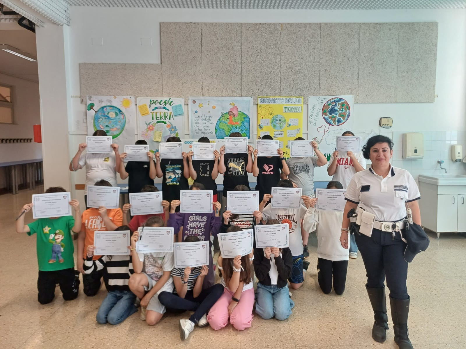 una classe di scuola secondaria con gli attestati di partecipazione al corso
