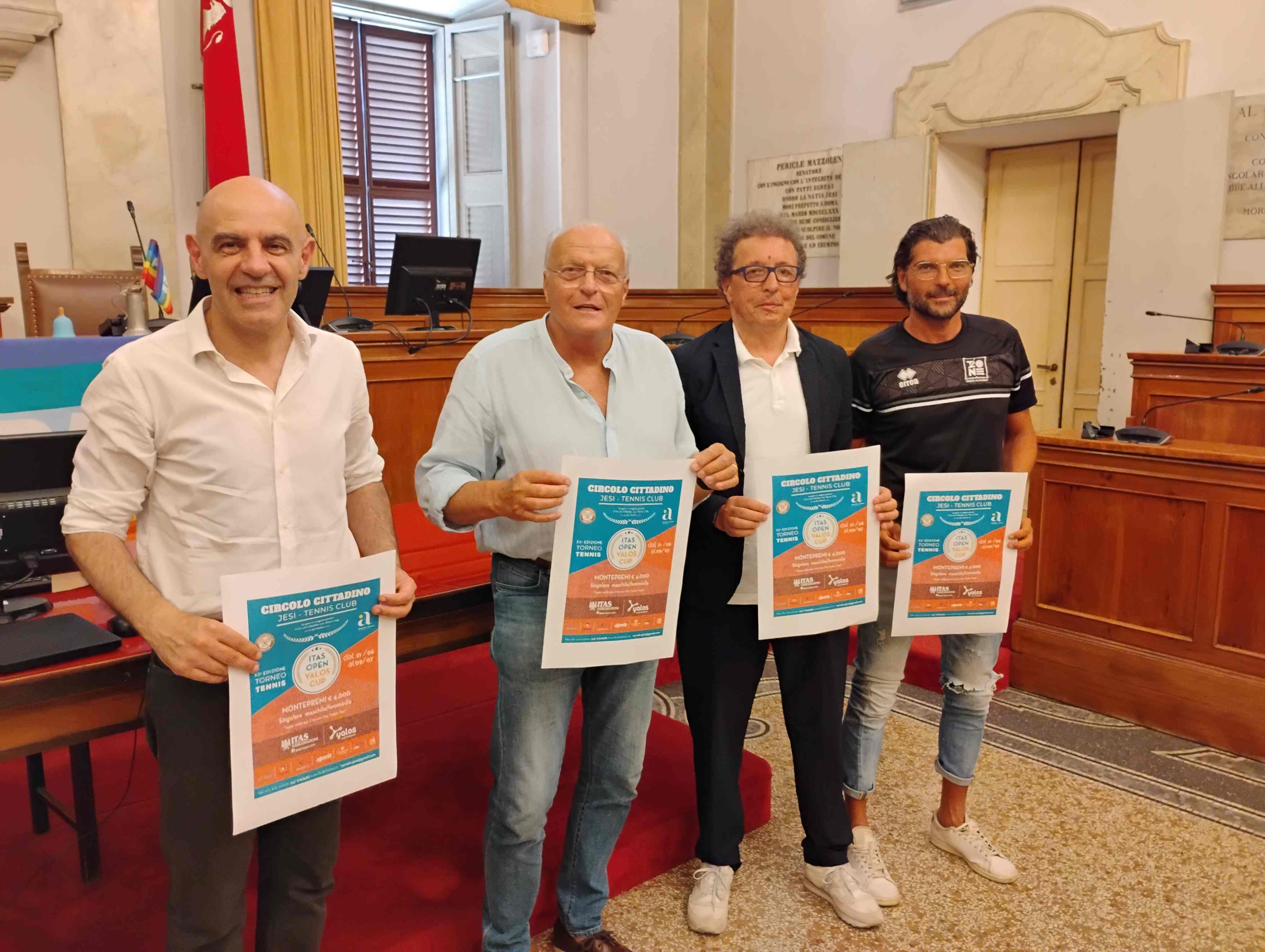 Assessore Animali insieme agli organizzatori del torneo di tennis