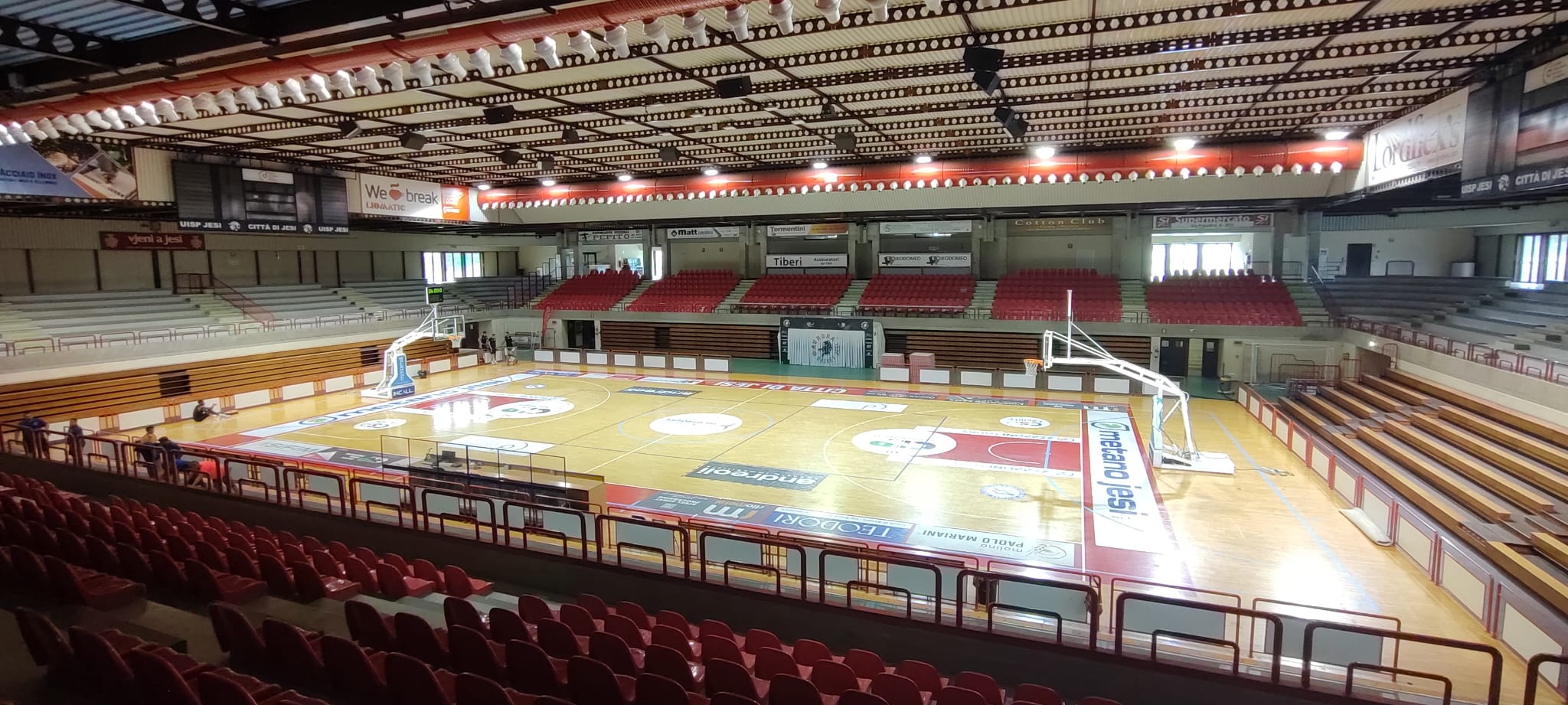 interno del palasport illuminato