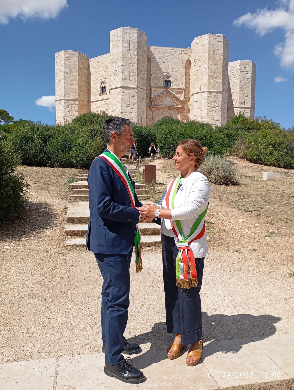 il sindaco di Jesi e la sindaca di Andria si stringono la mano