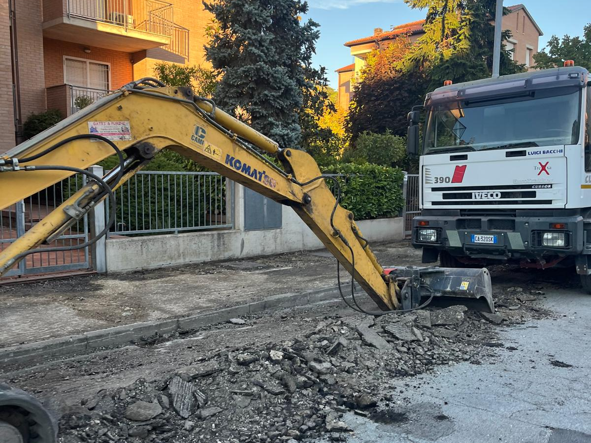 ruspa in azione nella sede stradale