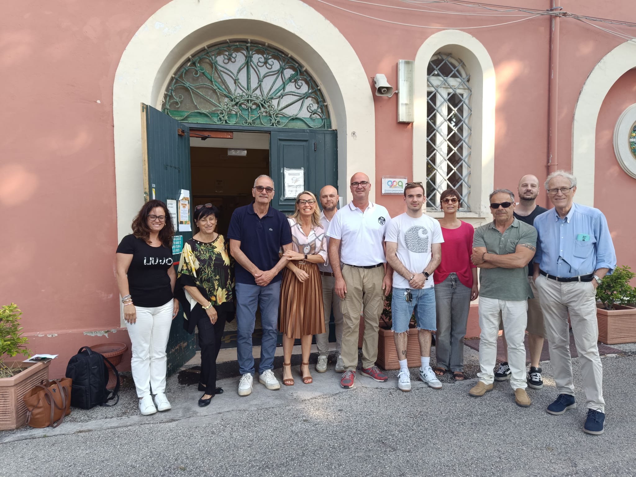 La commissione in visita componenti della commissione consiliare posano all'ingresso della struttura
