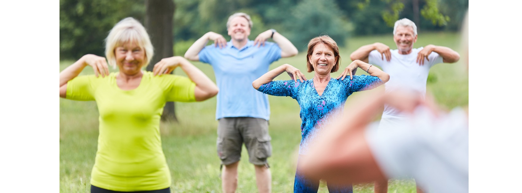 anziani che fanno ginnastica al parco