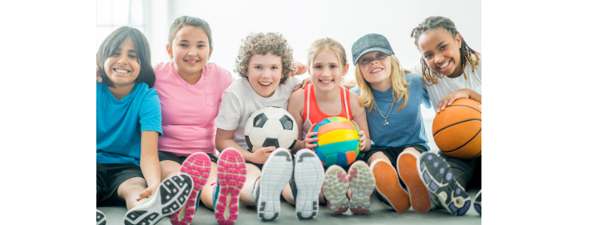 bambini in palestra gruppo di bambini sorridenti seduti a terra con palloni