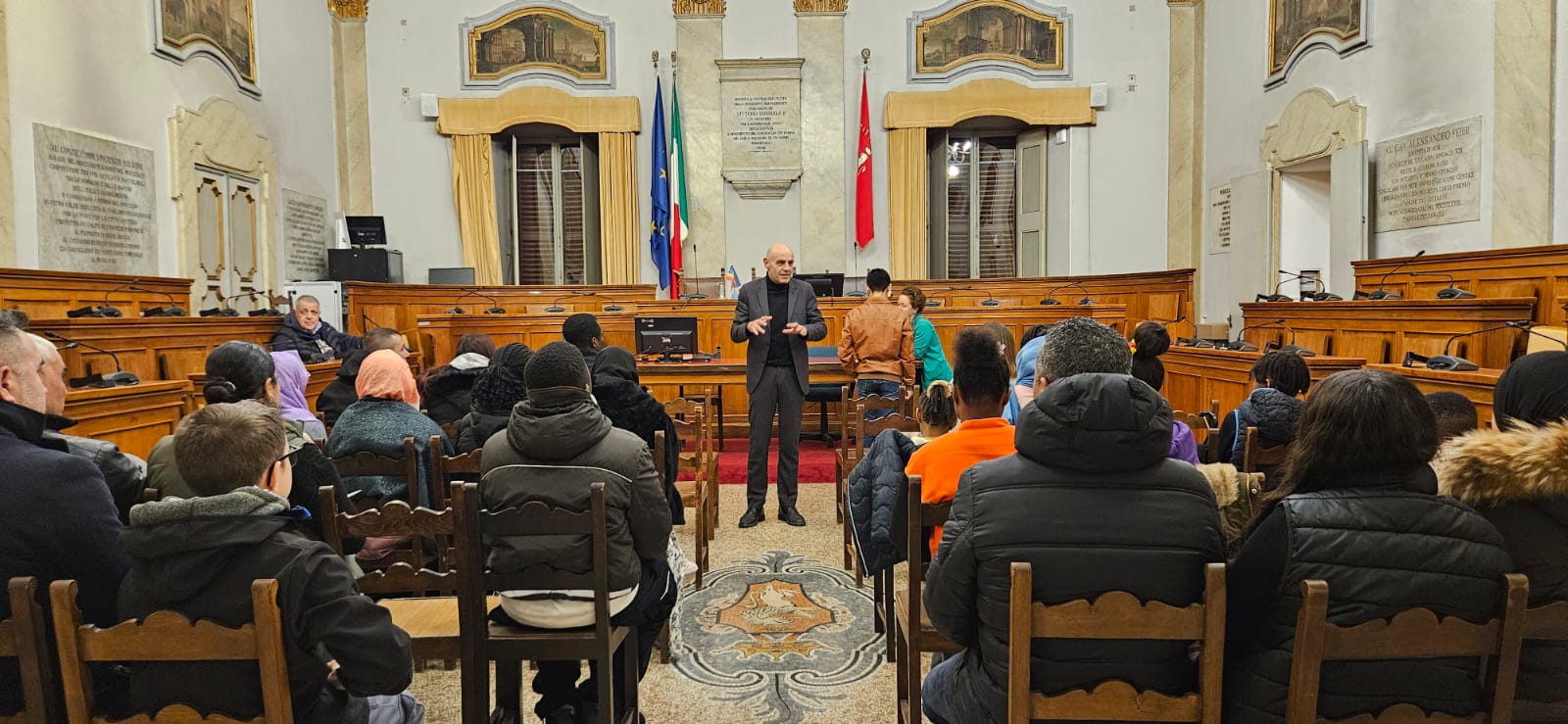 Samuele Animali saluta i giovani e le famiglie in sala del Consiglio