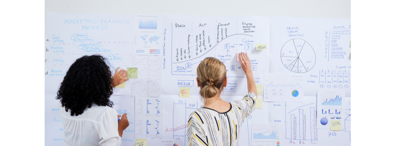 due donne lavorano sul pannello di progettazione