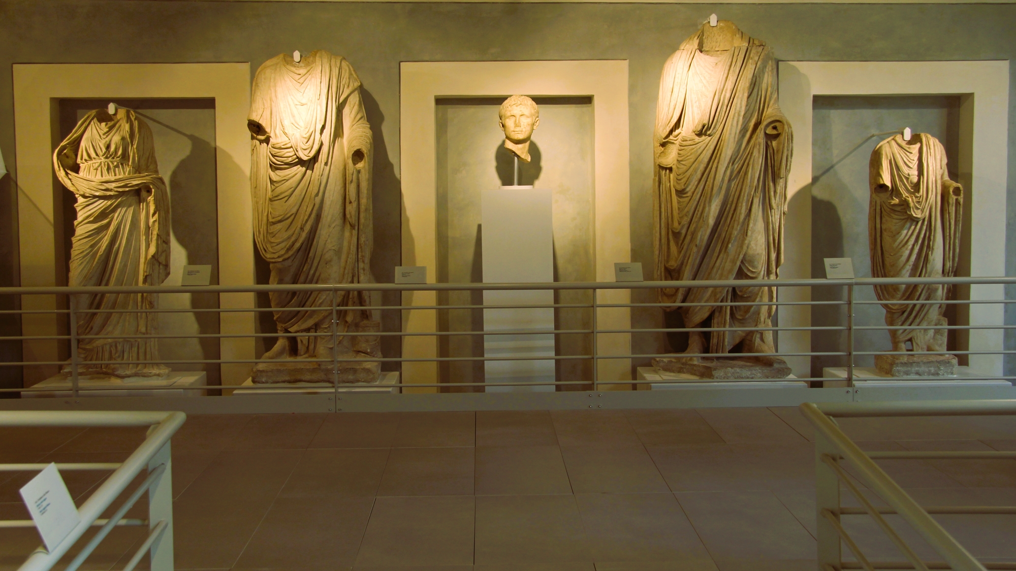 Museo Archeologico allestimento museale con busti e statue di epoca romana