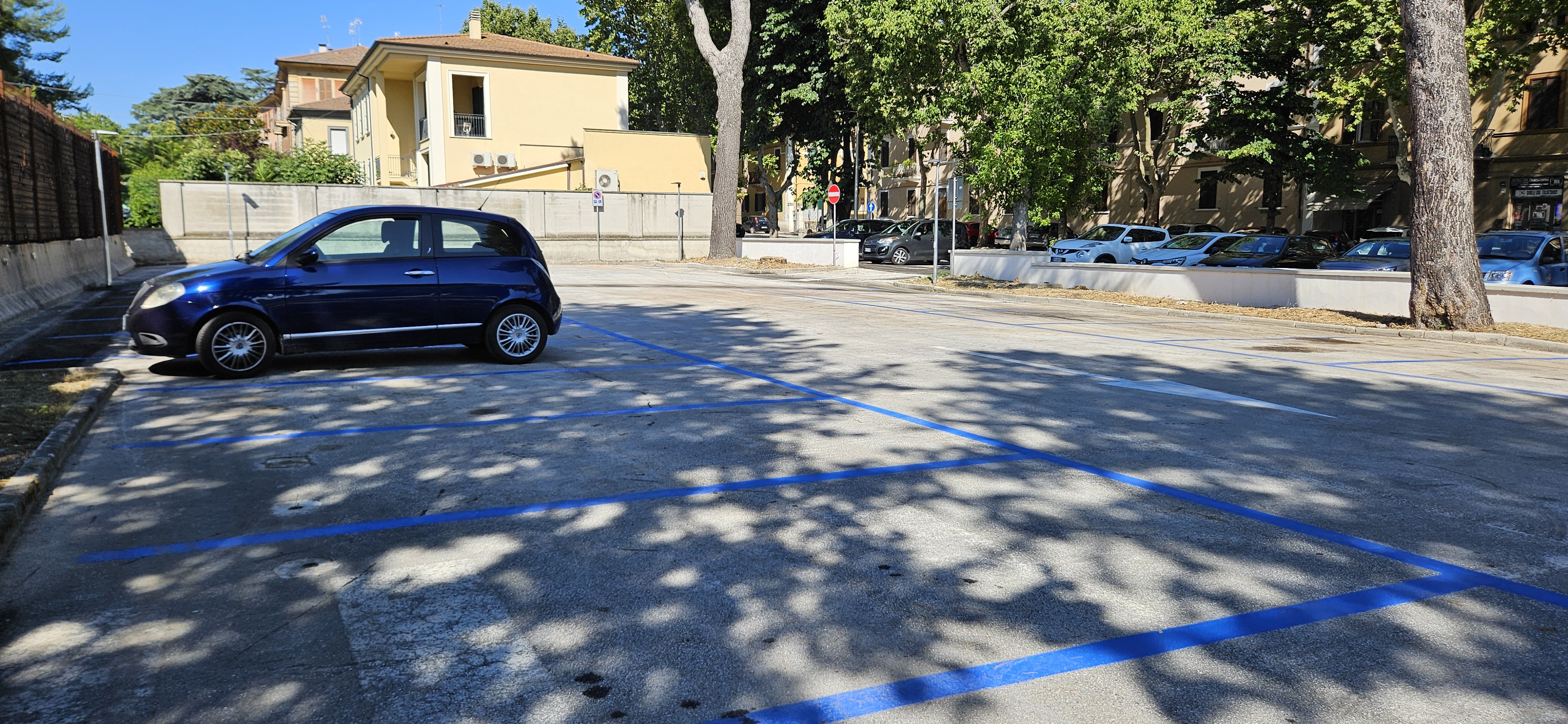 nuovi stalli in viale della vittoria parcheggio con righe blu in un piazzale
