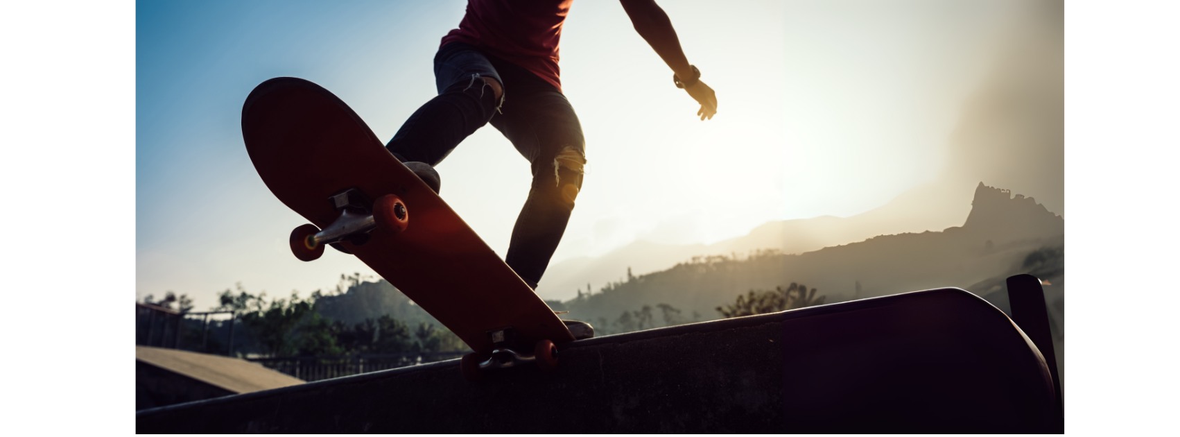 ragazzo in skateboard sullo sfondo il tramonto