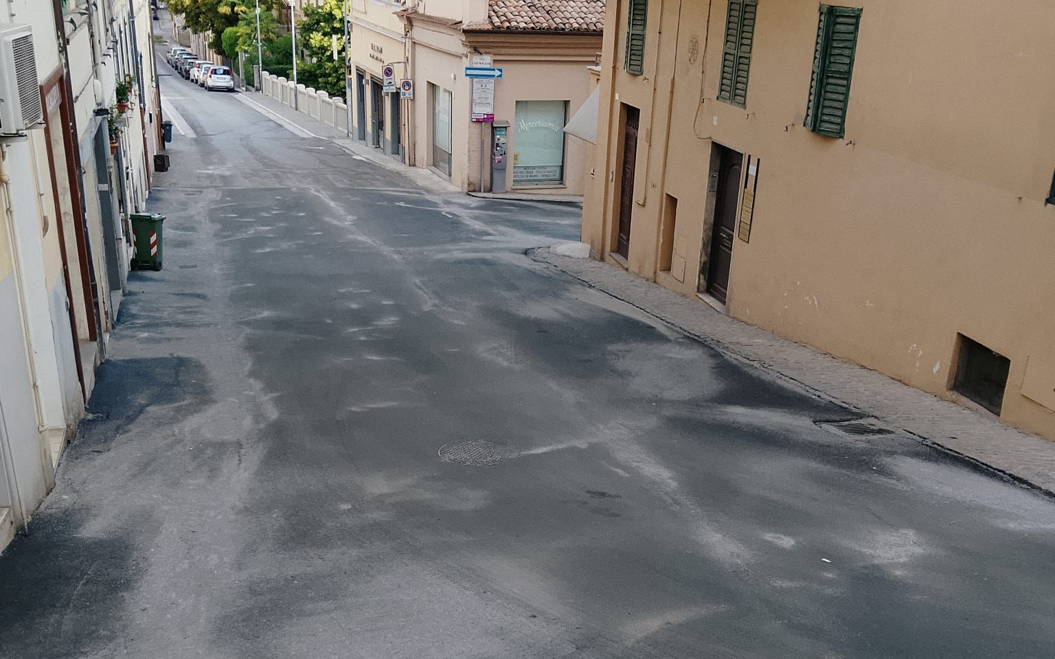 nuovo asfalto in via Gramsci