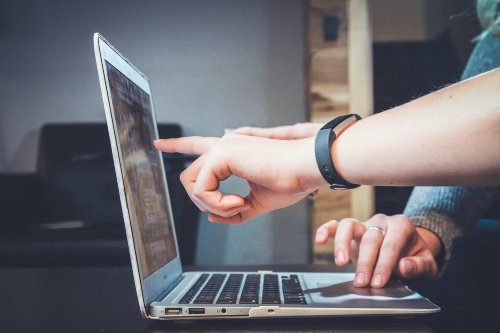 Persone davanti al personal computer
