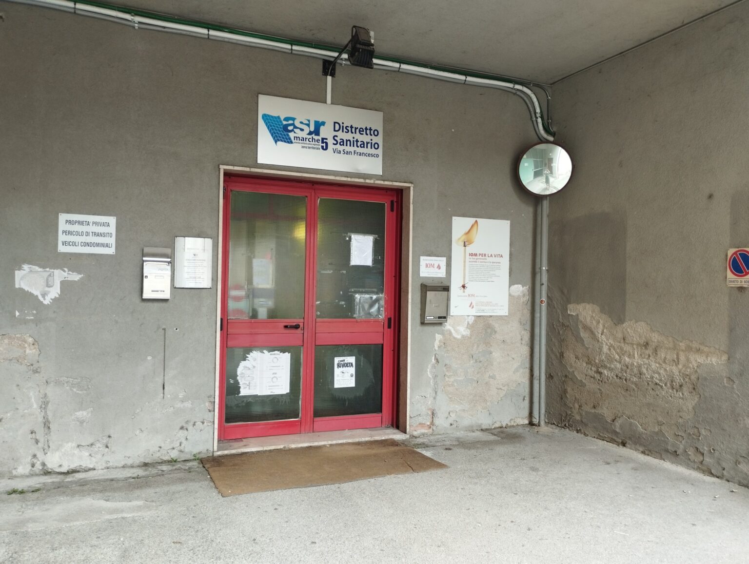 L'ingresso del distretto di via San Francesco