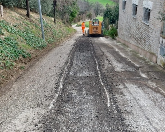 Asfaltatura in via Tabano