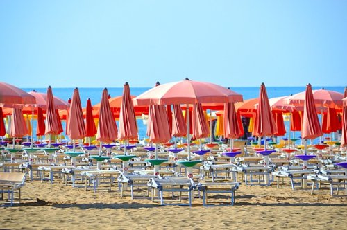 Ombrelloni in una spiaggia