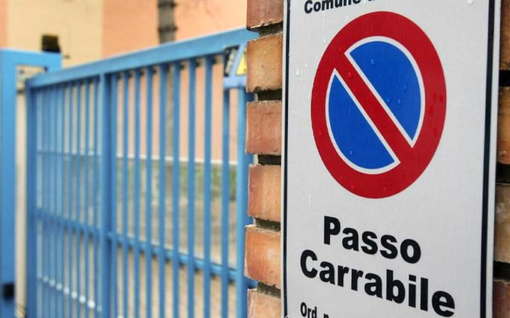 Un cancello con il passo carrabile