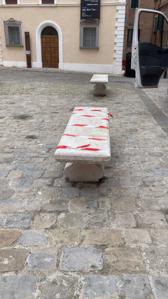 Panchina in Piazza Colocci
