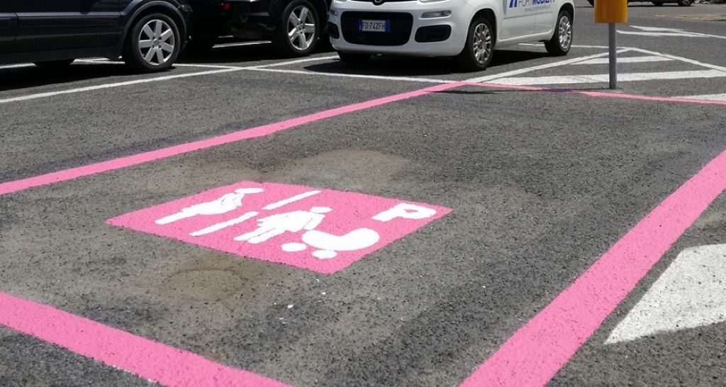 Parcheggi rosa per donne in gravidanza e genitori con bambini fino a 2 anni