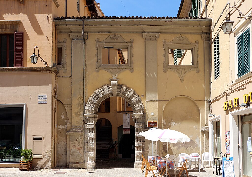 Una veduta di Palazzo Ghislieri e della piazza (CC-BY-3.0 - Sailko by Wikipedia)
