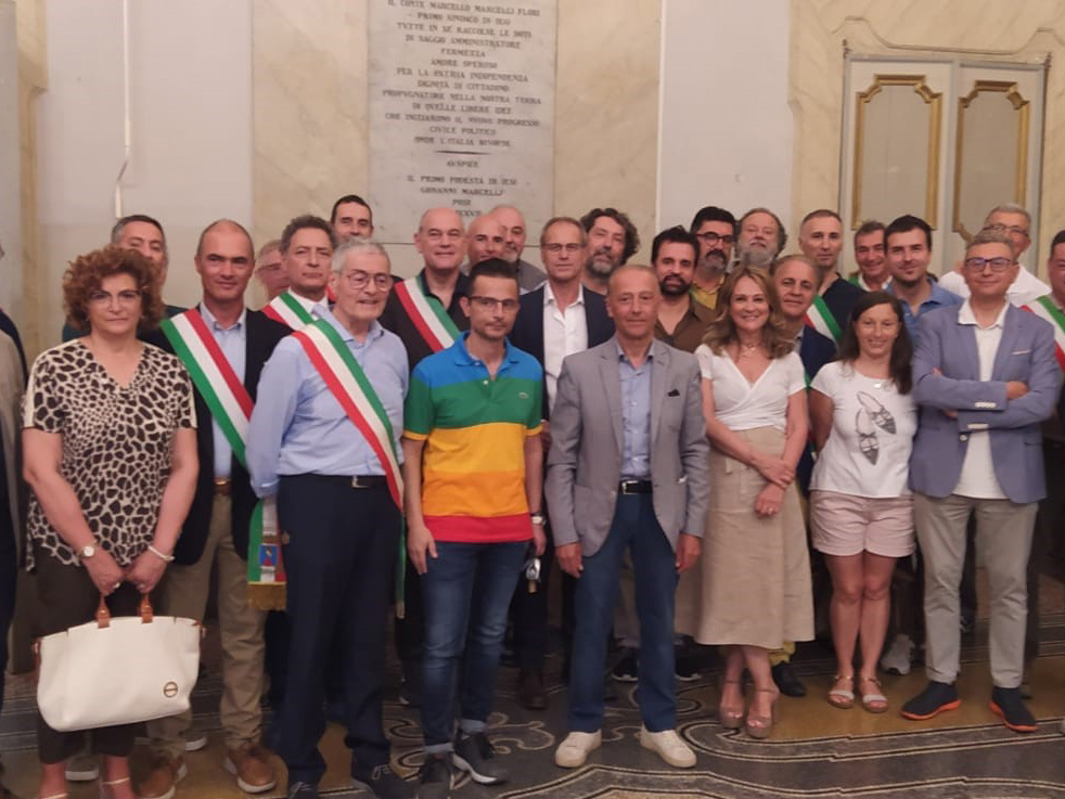 Foto di gruppo per la firma del contratto di fiume