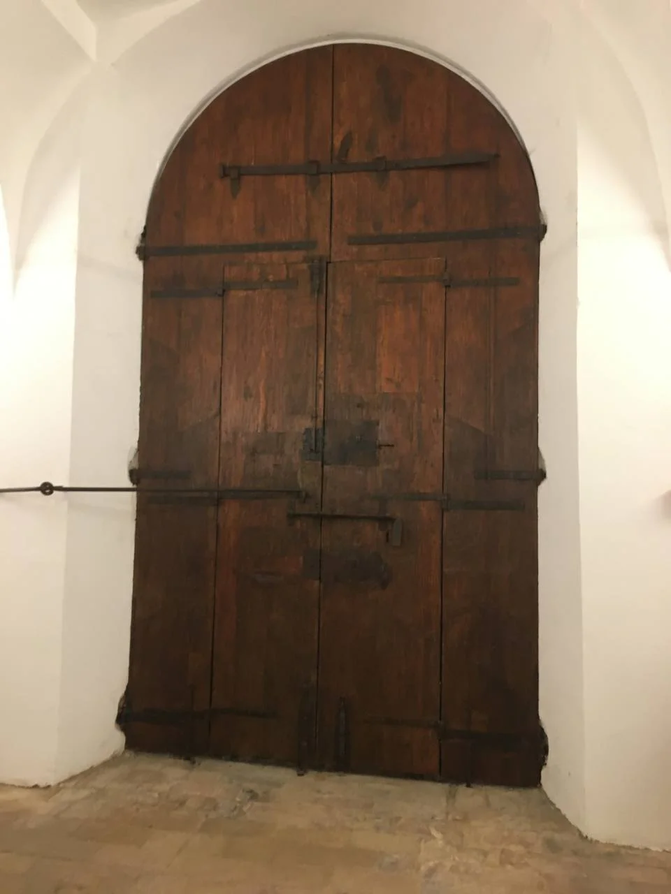Il portone restaurato