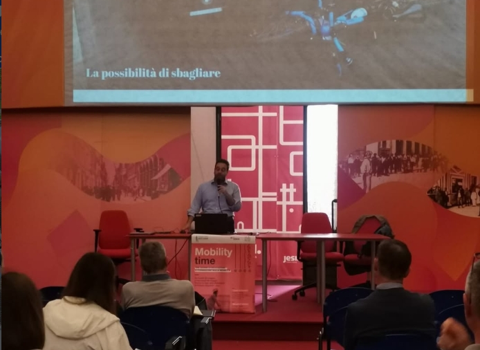 la platea e un relatore durante il ciclo Mobility Time