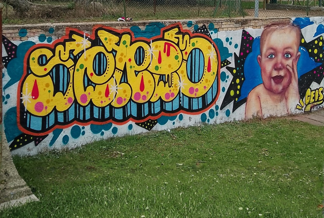 murales con tag e viso di bambino