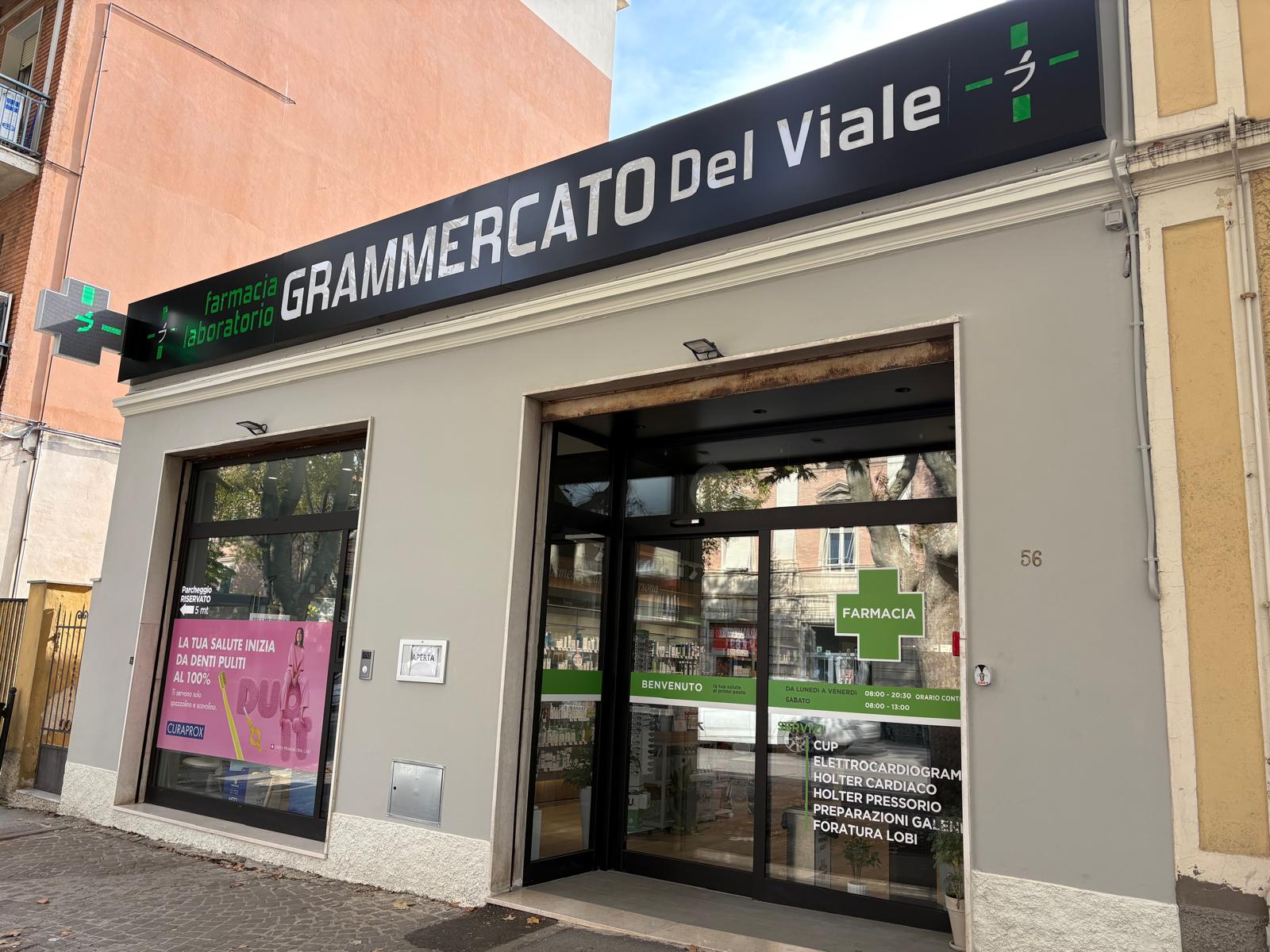 La vetrina della Farmacia "Del Viale" La vetrina della Farmacia "Del Viale"