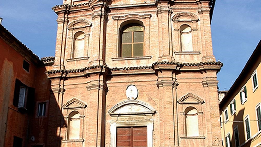 Facciata esterna Chiesa di San Pietro Apostolo Facciata esterna Chiesa di San Pietro Apostolo