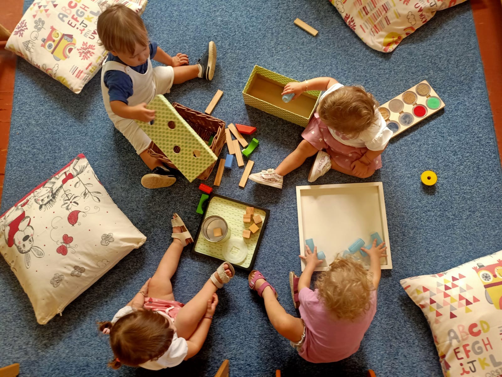 Bambine e bambini al nido