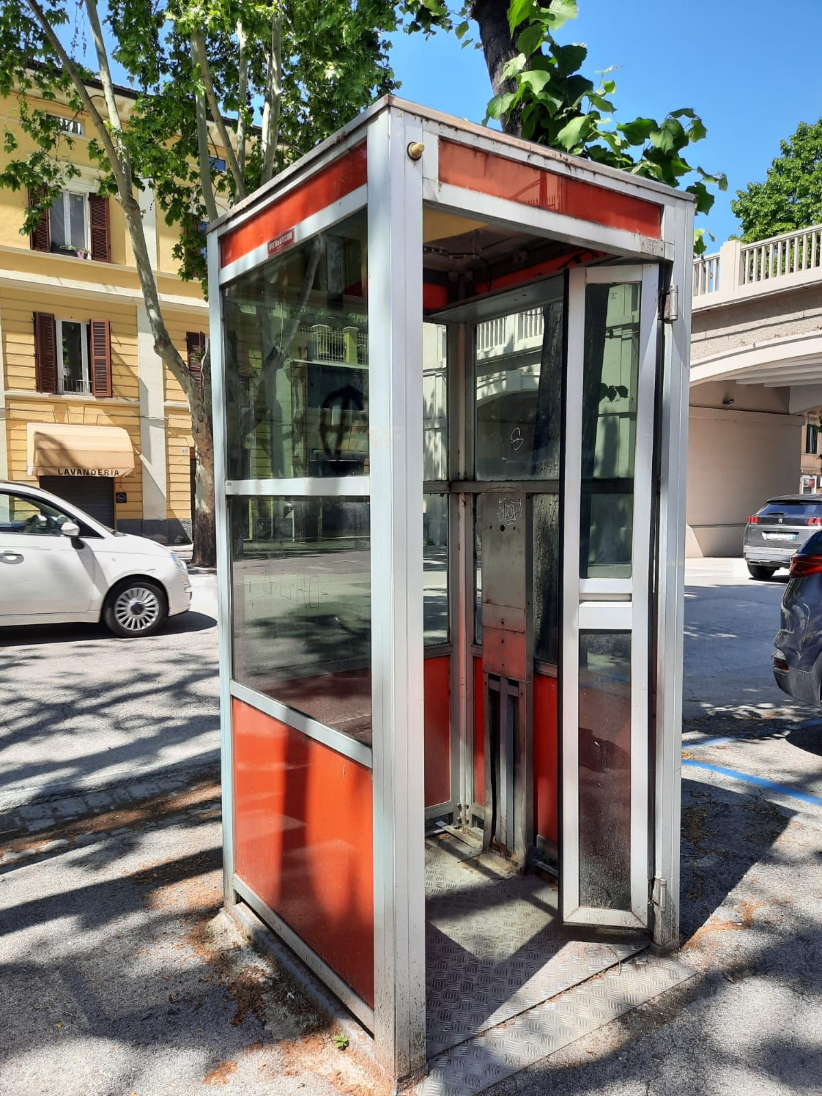 Una cabina telefonica