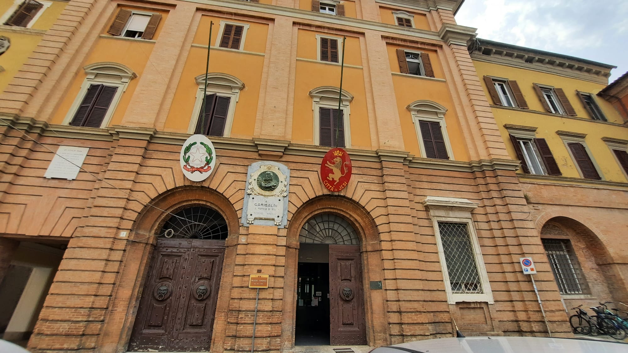 L'ingresso del palazzo comunale