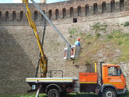 Nuovo intervento di pulizia delle mura cittadine