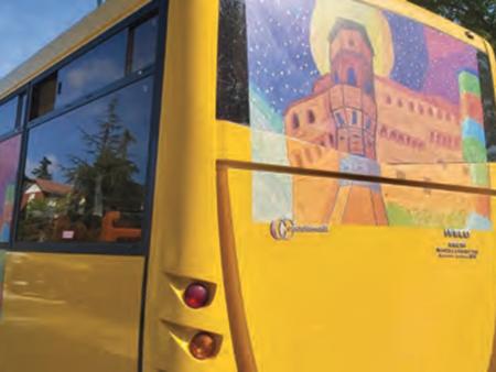 Uno scuolabus in servizio