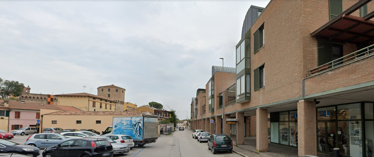 L'ingresso del centro commerciale dove si trovano gli uffici di Vivaservizi