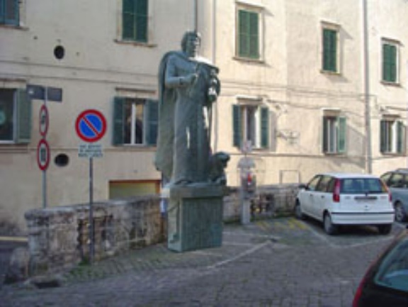 Un fotomontaggio della statua di Federico II nell'omonima piazza