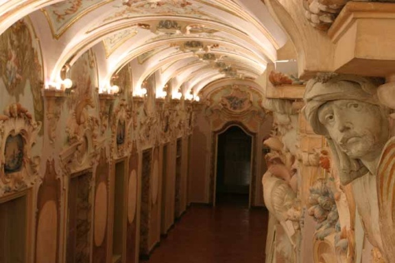 La lunga volta della galleria di Palazzo Pianetti con stucchi e pitture - sec XVIII