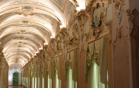 La lunga volta della galleria di Palazzo pianetti con stucchi e pitture - sec XVIII