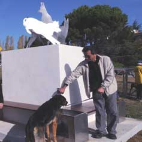 Il monumento edificato nell'area attrezzata per cani