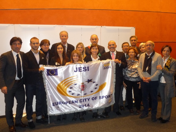 La delgazione jesina con la bandiera di 'Jesi città europea dello sport 2014'