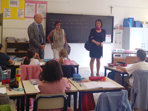 Il sindaco Massimo Bacci e l'assessore Marisa Campanelli in visita ad una scuola