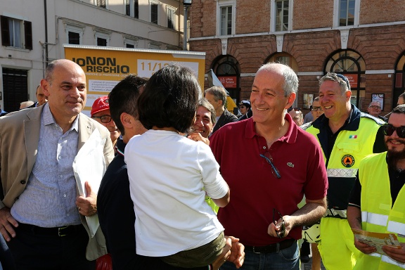 Il prefetto Franco Gabrielli in piazza a Jesi assieme al Sindaco Massimo Bacci