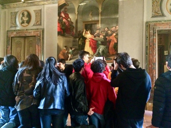 Turisti in visita alla pinacoteca