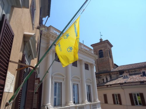 La bandiera di Comune Ciclabile sul Palazzo del Comune