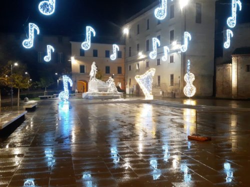Piazza Pergolesi illuminata per Natale